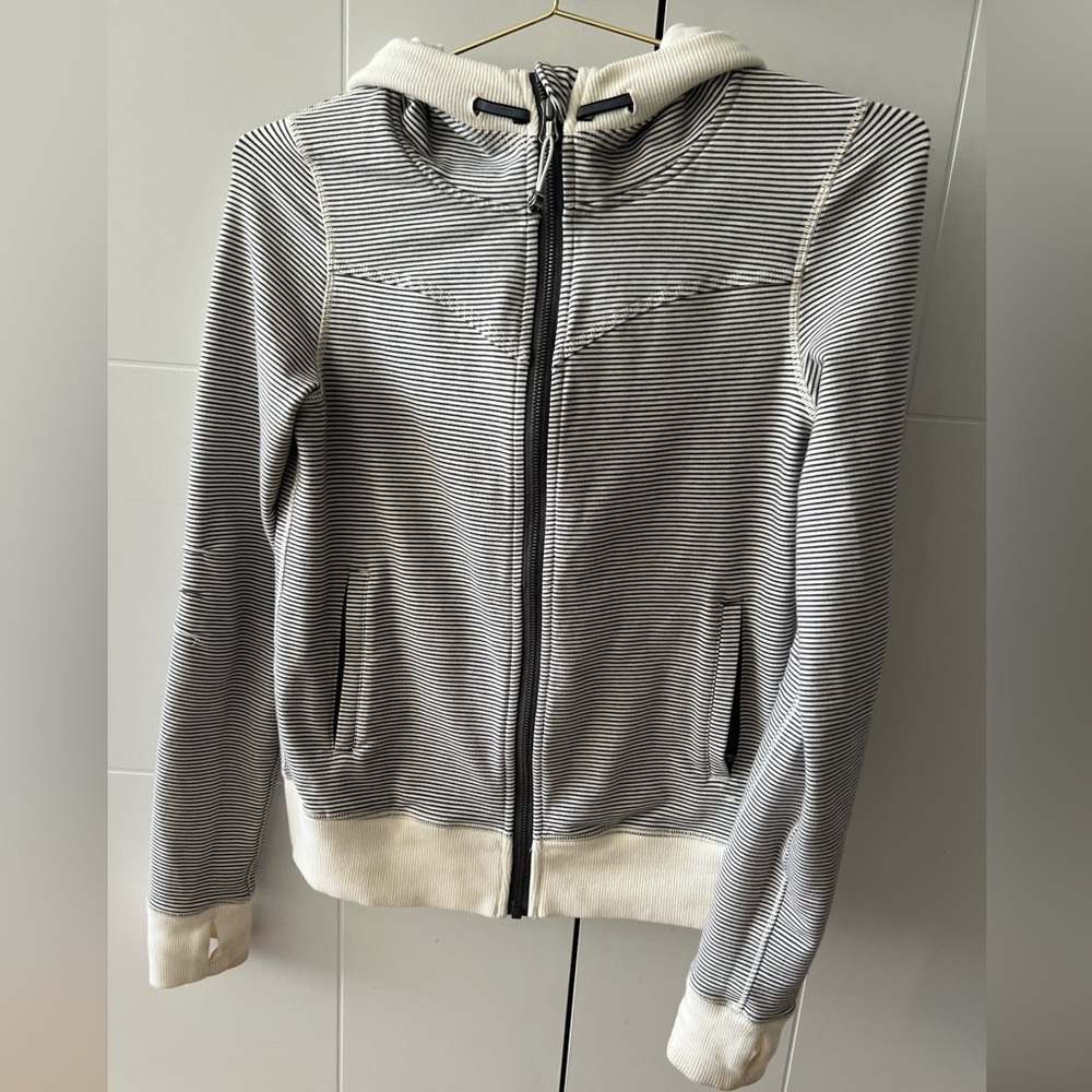 Lululemon Athletica Black and White Sweatshirt